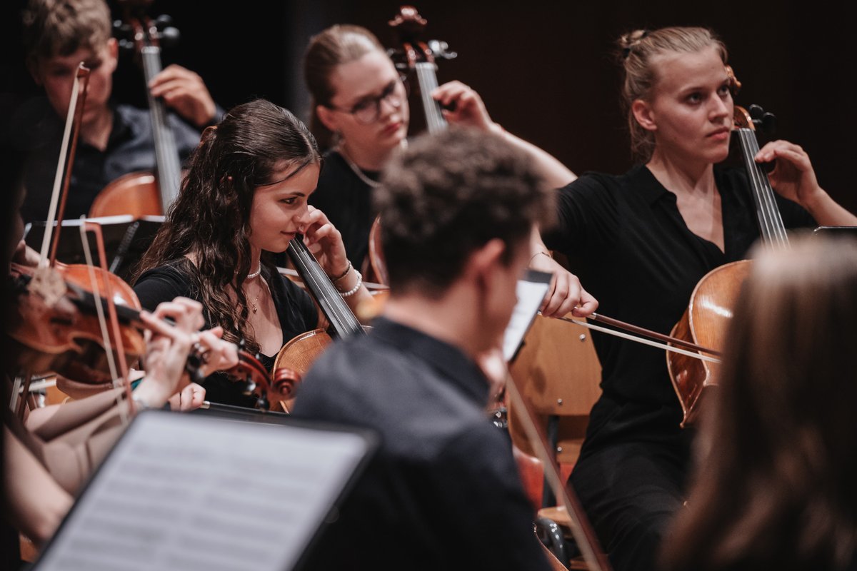 Musizierende Menschen an Streichinstrumenten