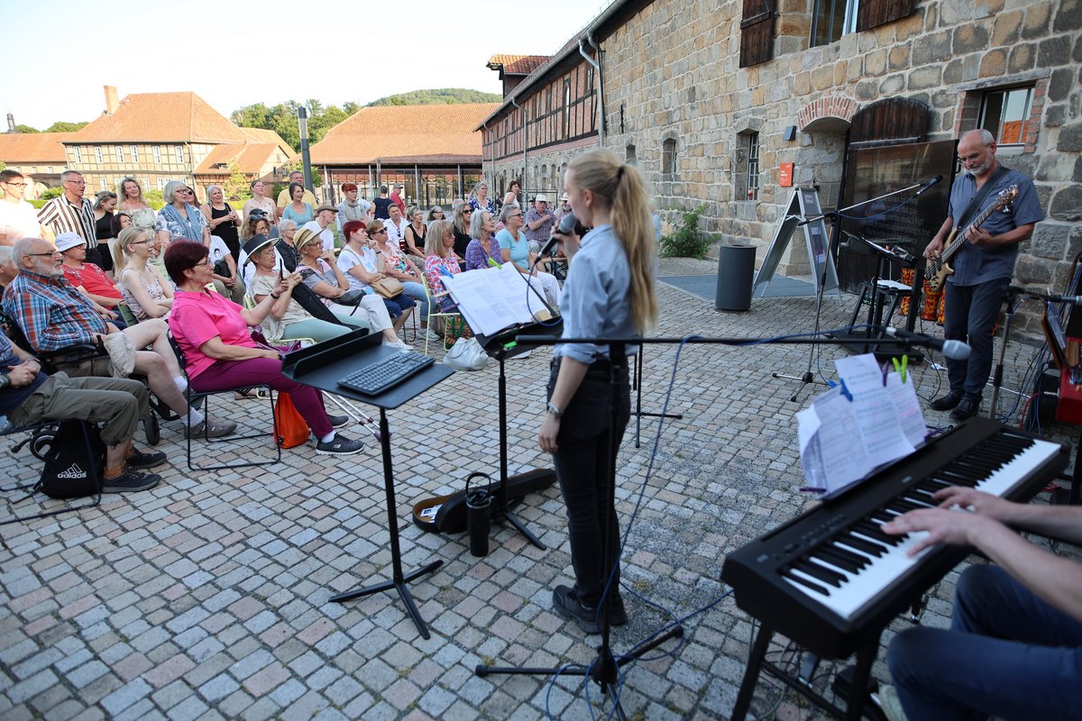 Band spielt vor Publikum