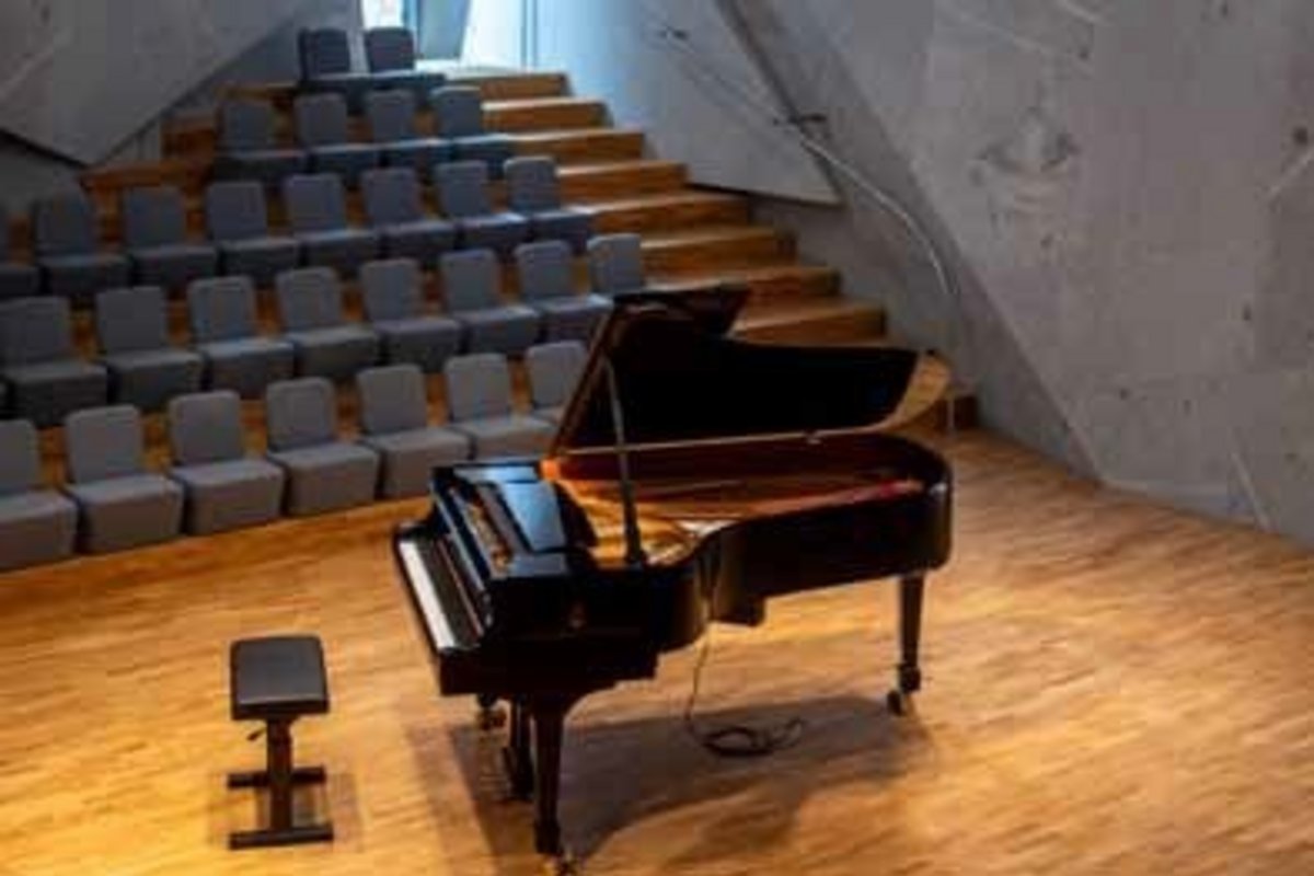 Flügel im Saal des Architekten Peter Haimerl