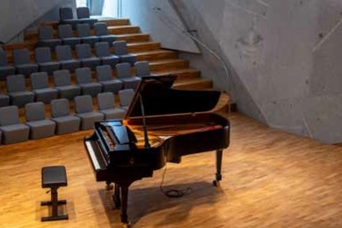 Flügel im Saal des Architekten Peter Haimerl