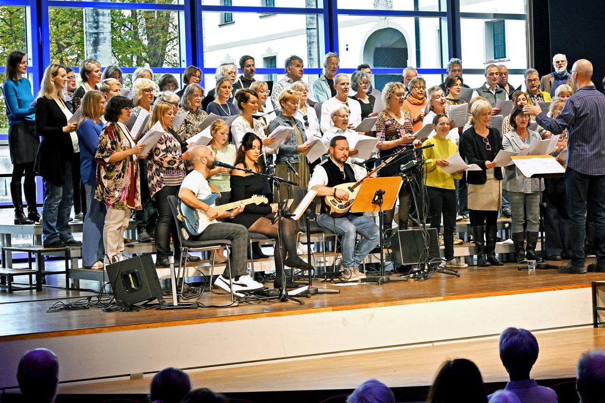 Chor singt vor Publikum