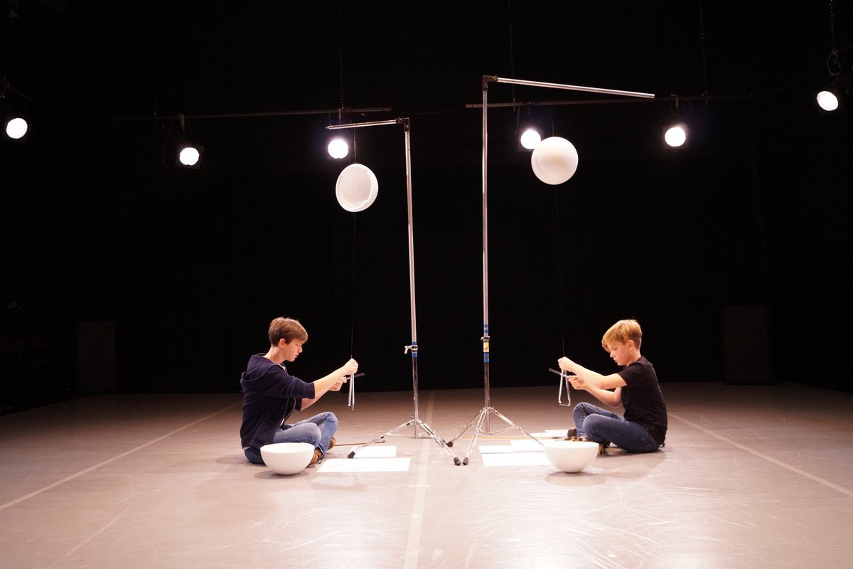 Zwei Kinder spielen Triangel