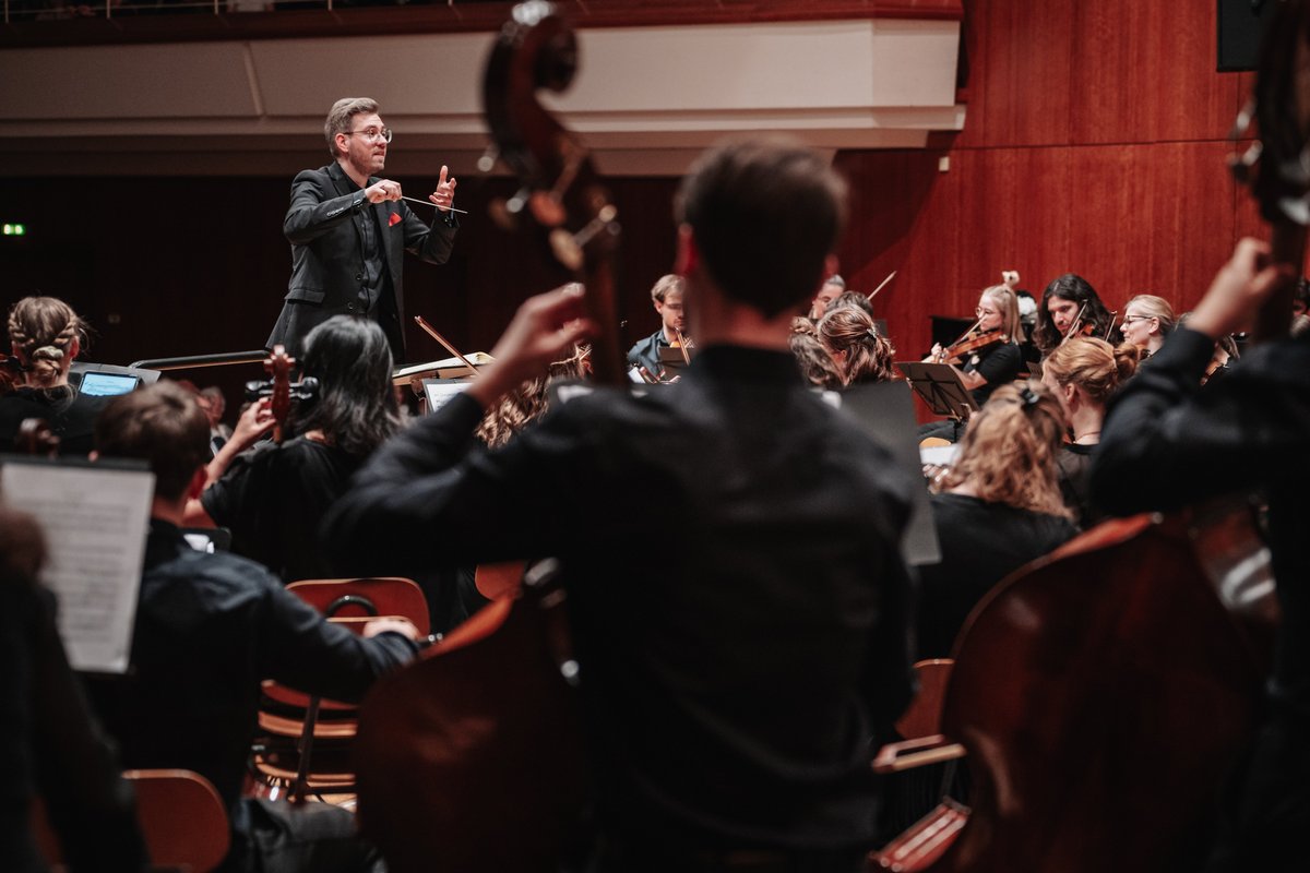 Orchester in Action mit Blick auf Dirigent
