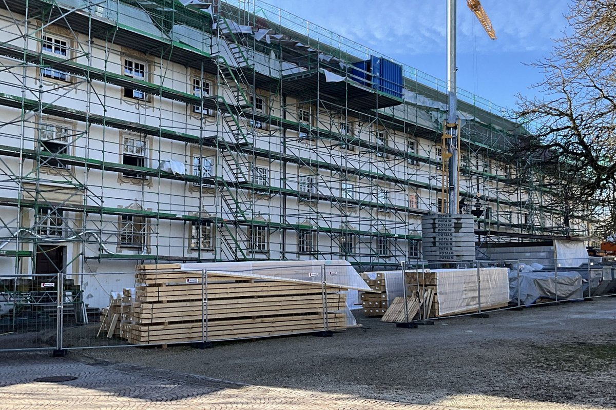 Blick auf Baustelle - Haus mit Gerüst