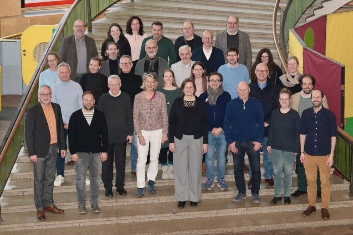 Mitglieder der Bundes- und Landesmusikakademien auf der Treppe im FEZ Berlin