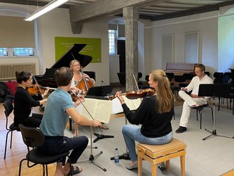 Geige spielende Frauen bei der Probe