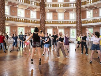 tanzende Menschen in einer Halle