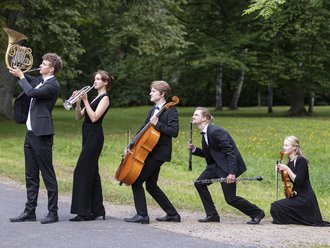 Musikgruppe läuft beim Spielen