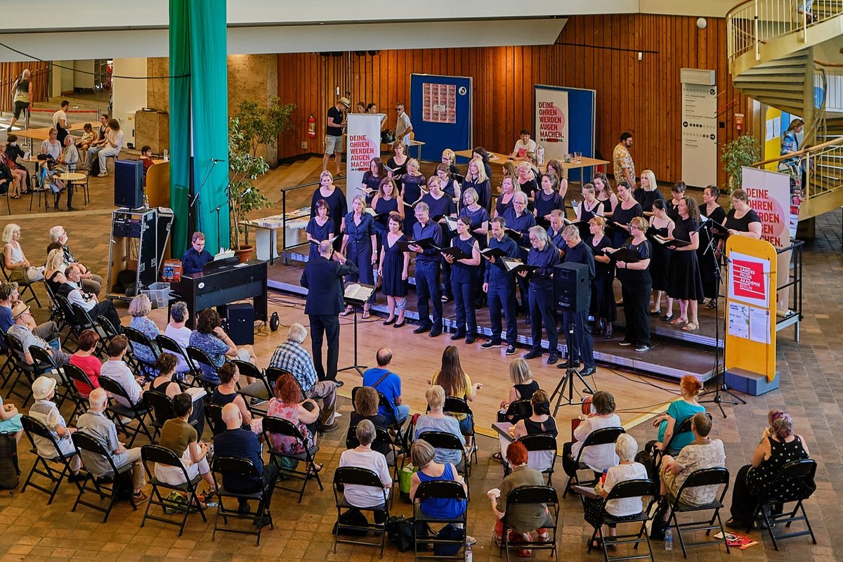 Chorsingen im Foyer des FEZ