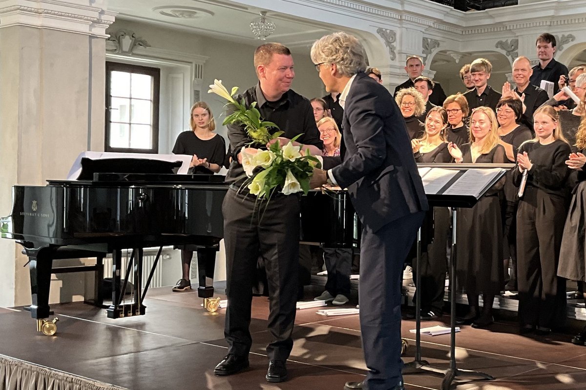 Chorleiter erhält Blumenstrauß