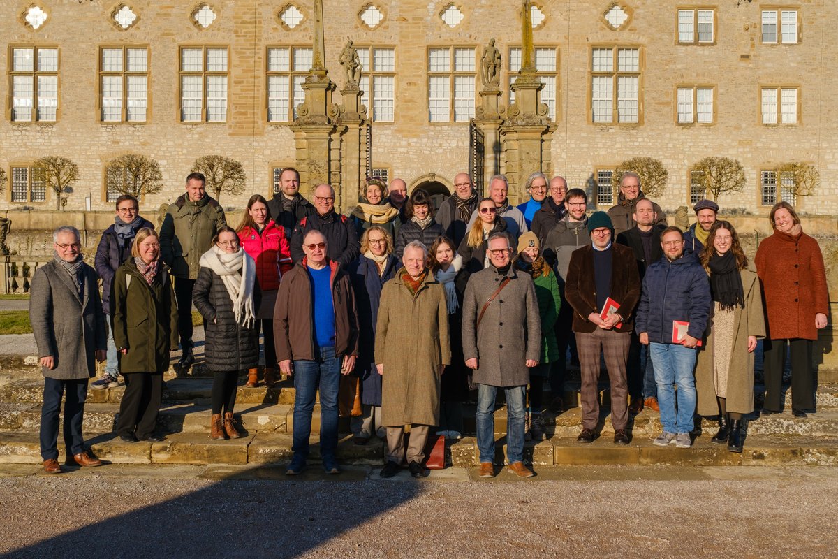 Vertreter:innen der Musikakademien vor Schloss Weikersheim