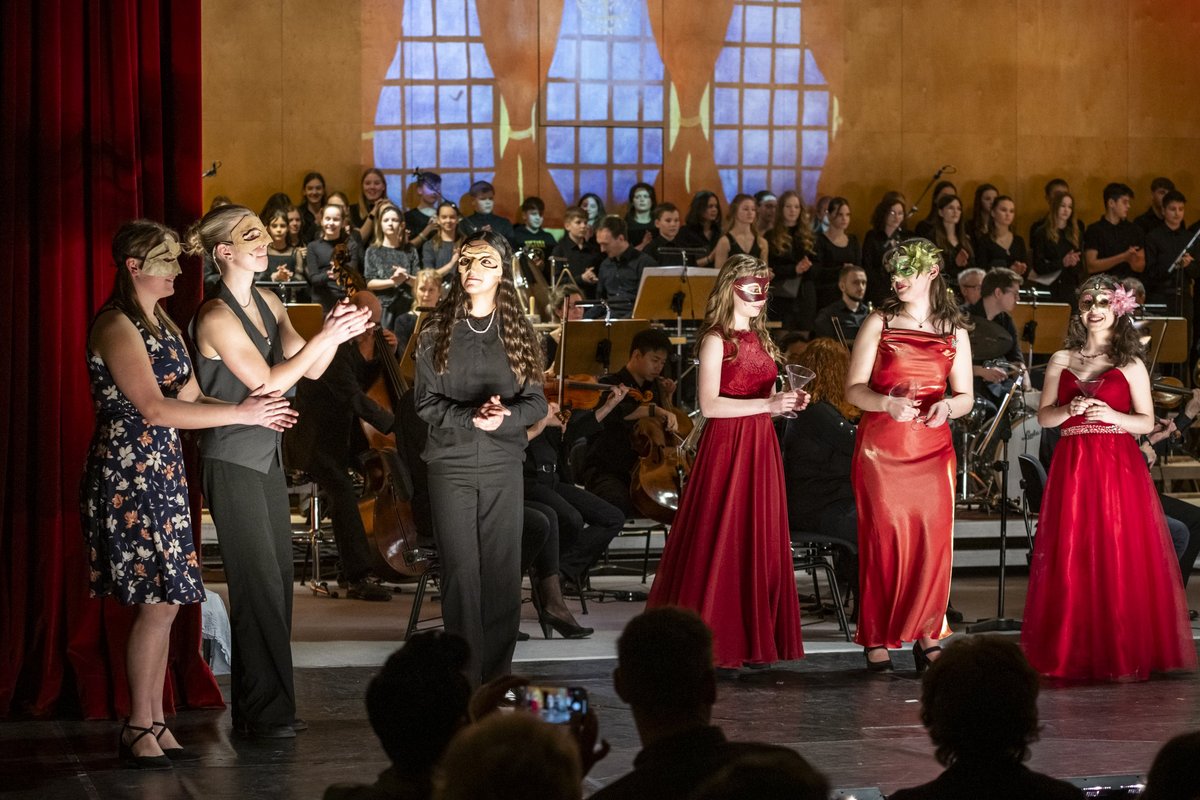 Musicaldarstellerinnen mit Maske