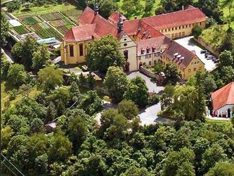 Bayerische Musikakademie Hammelburg (links)