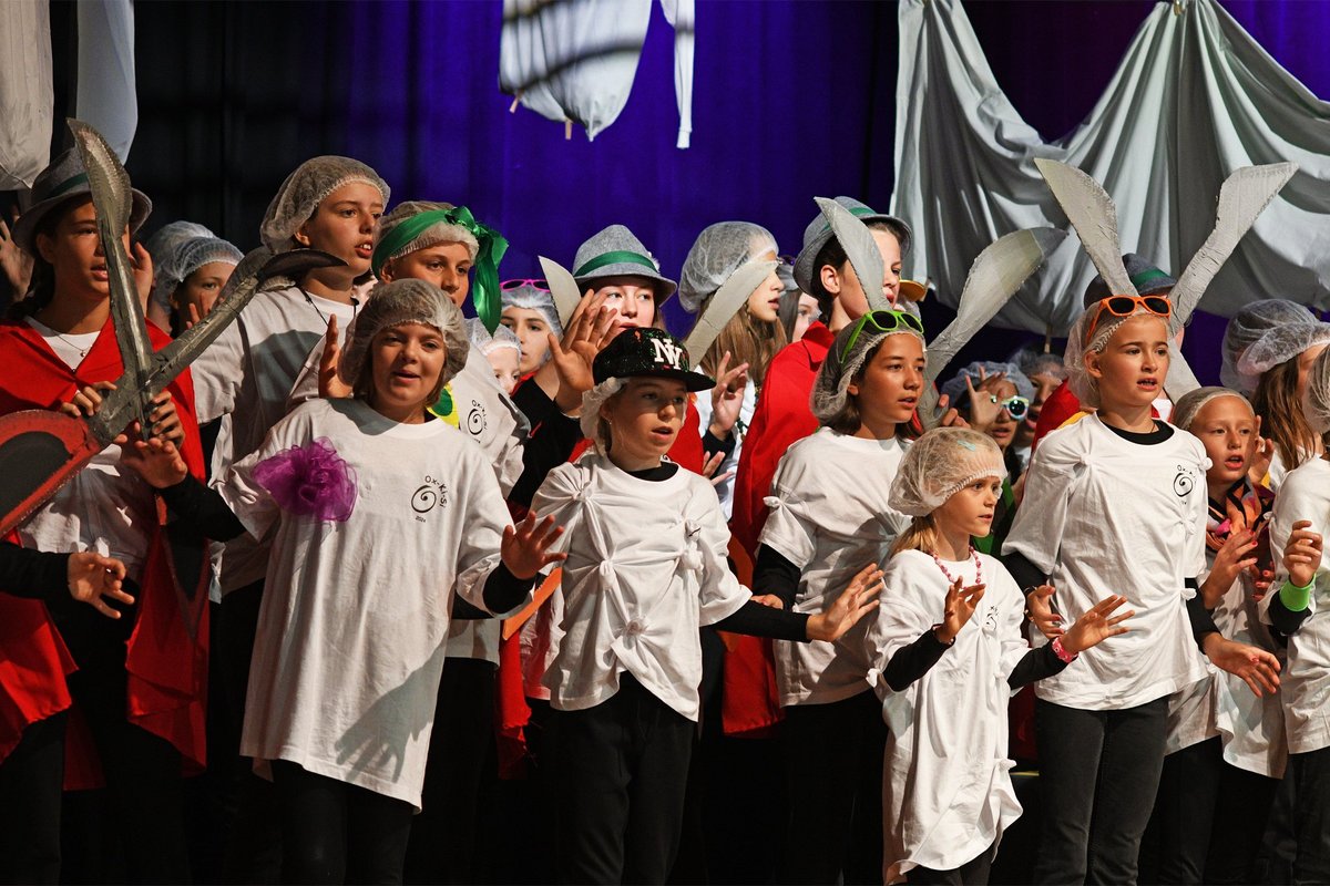 Kinder singen beim Tag der offenen Tür
